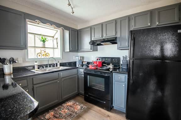 Ridge Retreats Unit A: King Bed/Free Parking/2 Baths