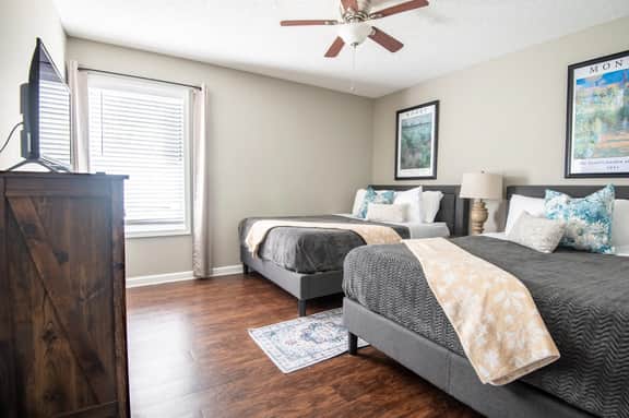 Ridge Retreats Unit B - Balcony/Wifi/4 Queen Beds