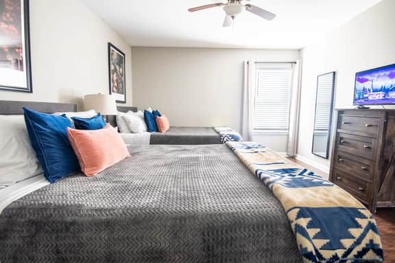 Ridge Retreats Unit B - Balcony/Wifi/4 Queen Beds