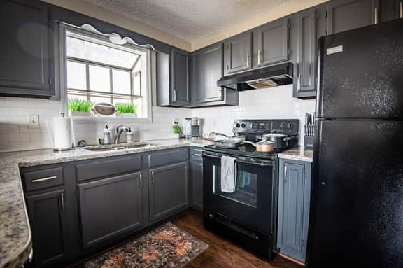 Ridge Retreats - Unit C: King Bed/Hilltop View/TVs
