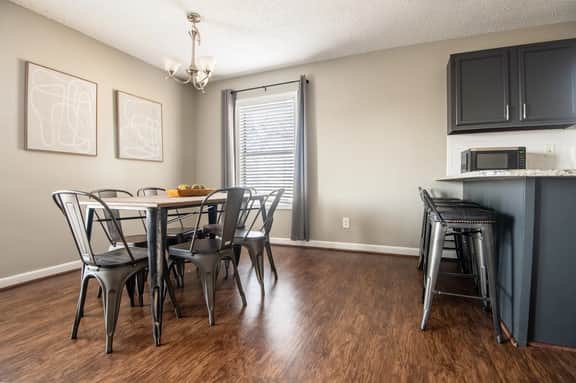 Ridge Retreats - Unit C: King Bed/Hilltop View/TVs