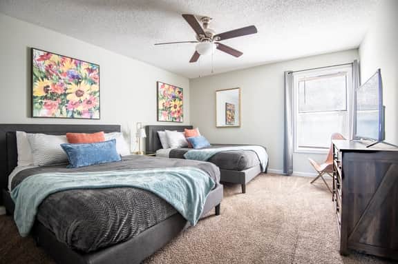 Ridge Retreats - Unit F: King Bed/Free Parking/TVs