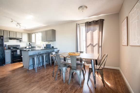 Ridge Retreats - Unit F: King Bed/Free Parking/TVs