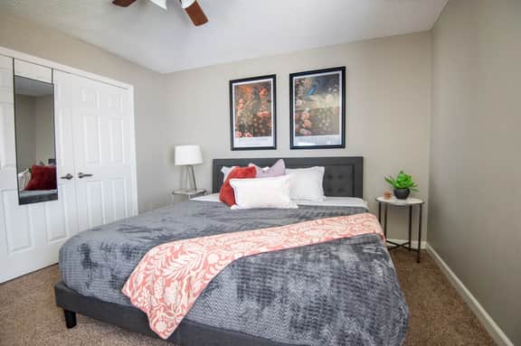 Hilltop Hideaway- Groups/King Beds/Parking/3 Units