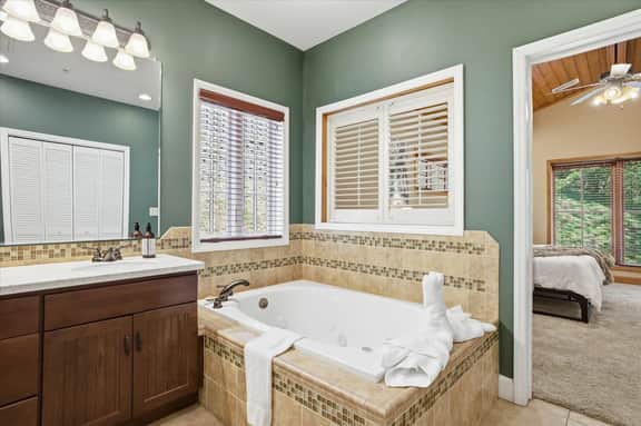 Serenity Ridge Suite 321- King Bedroom/Pool Access