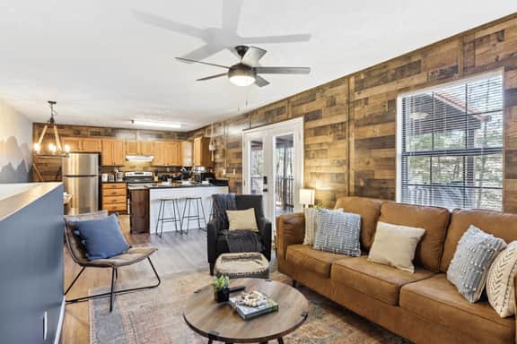 Tennessee Timber Retreat - Cabin/HotTub/Pets/WiFi