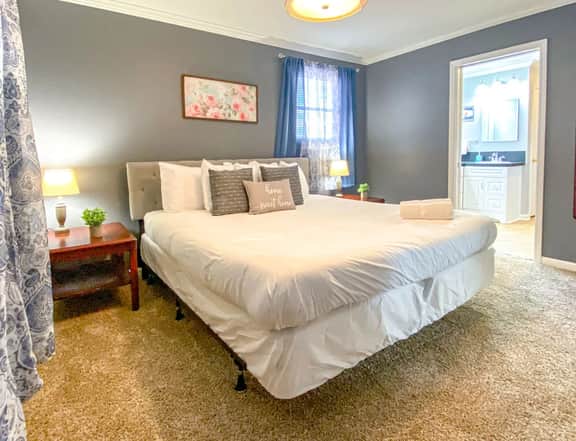 The Cardinal Place | Relaxing Stay Near Downtown