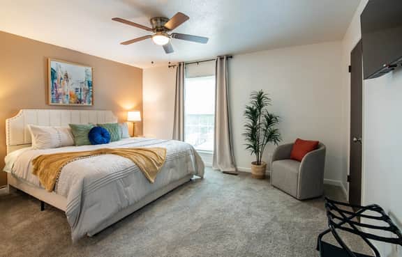 The Fern & Fable - King Bed/TownHome with Deck