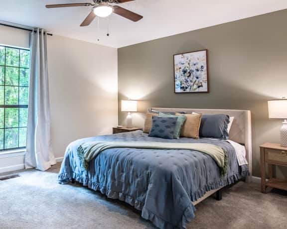 The Fern & Fable - King Bed/TownHome with Deck
