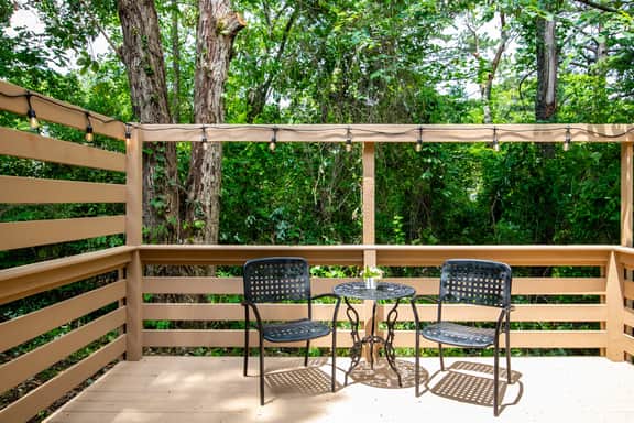 The Hearth & Thistle - King Bed/TownHome with Deck