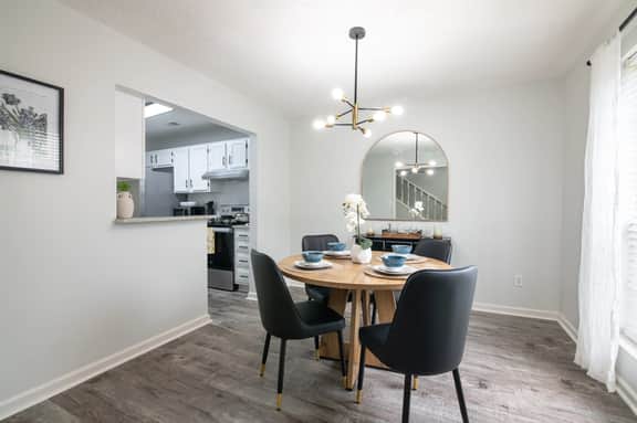 The Hearth & Thistle - King Bed/TownHome with Deck