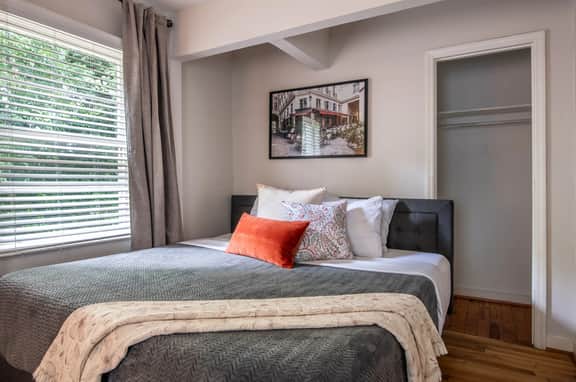 Vulcan View - 2 Units/City Views/King Beds/Parking