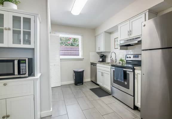 Vulcan View - 2 Units/City Views/King Beds/Parking