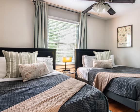 Vulcan View - Spacious Escape/King Bed/Parking