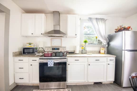 Division Den |Charming One-Level w/ Backyard +WiFi - Image 4
