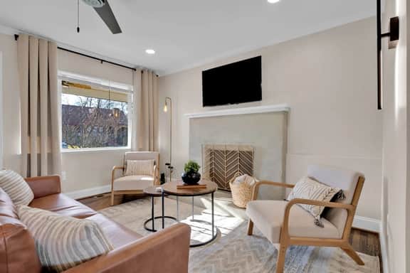 The Scandic - Modern Group Stay/Fully Fenced Yard - Image 2