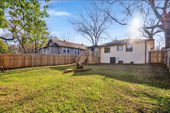 The Scandic - Modern Group Stay/Fully Fenced Yard - Image 5