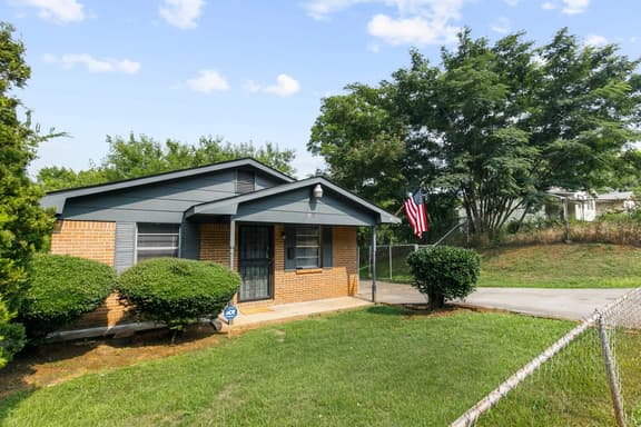 32nd Street Retreat | Downtown/Backyard/Parking