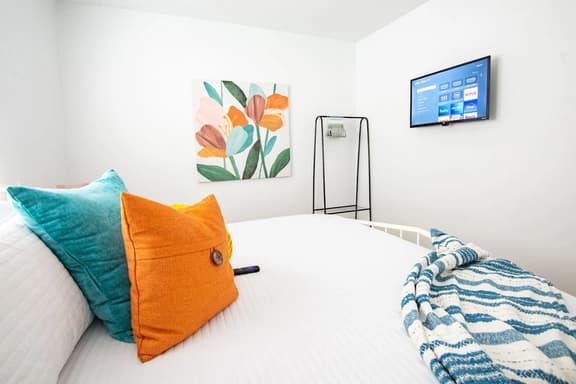 Sunny City Flat-Vulcan’s Hideout A2-King Bed