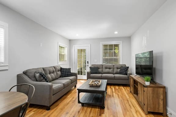 Avenue Quads - Unit 2/Cityside Retreat/Parking