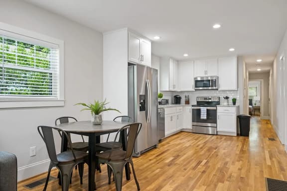 Avenue Quads - Unit 1/Spacious Stay/Parking