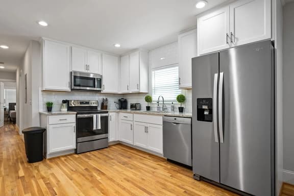 Avenue Quads - Unit 4/King Bed/Convenient Location
