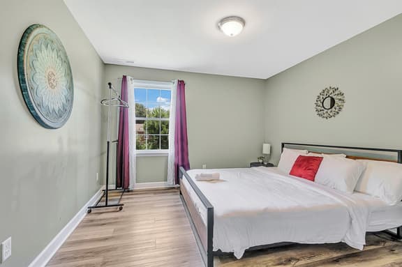 Bethany Grove House B | Cozy Three Bedroom Stay