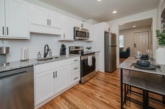 Central Suite A - 2 Bedrooms/King Bed/Parking