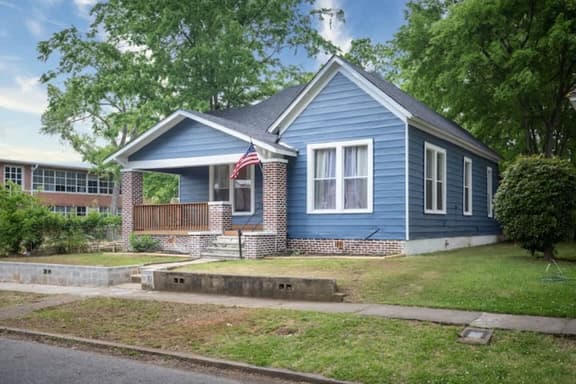Division Den |Charming One-Level w/ Backyard +WiFi