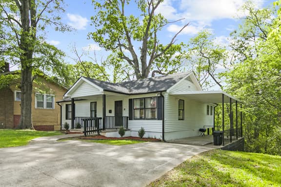 Druid Hills Retreat | Group Stay/King Bed/Parking