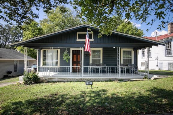 Fourth Street Retreat | King Bed/Family/DownTown