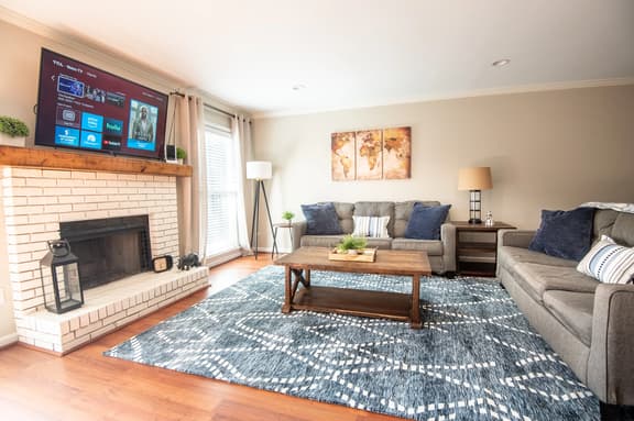 Ashwood Heights - 3 King Beds/Townhome with Patio