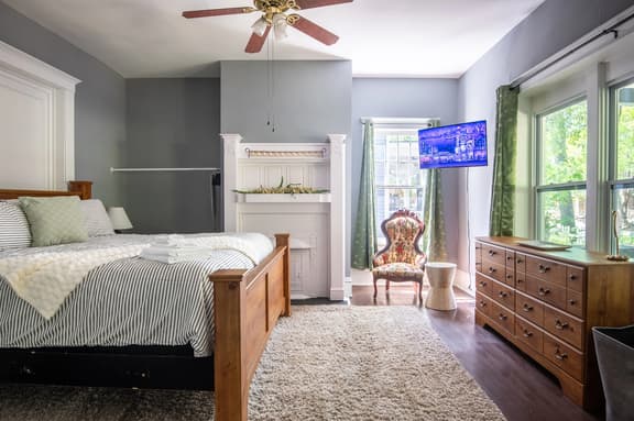 Magnolia Middle Suite| Queen Beds/Couples/Downtown