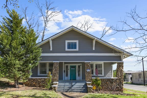 Ruffner Retreat House | Fenced Yard & Group Stay