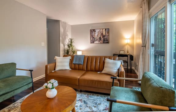 The Fern & Fable - King Bed/TownHome with Deck