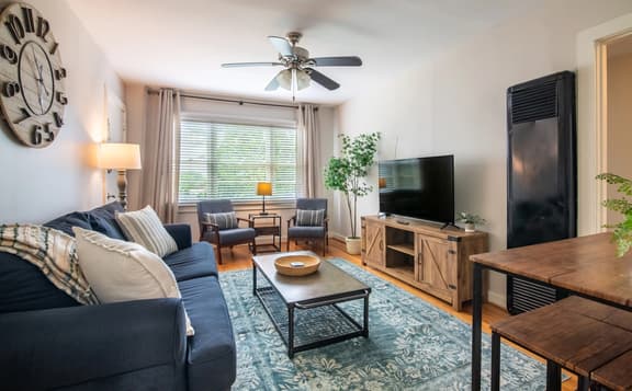 Vulcan View - Spacious Escape/King Bed/Parking