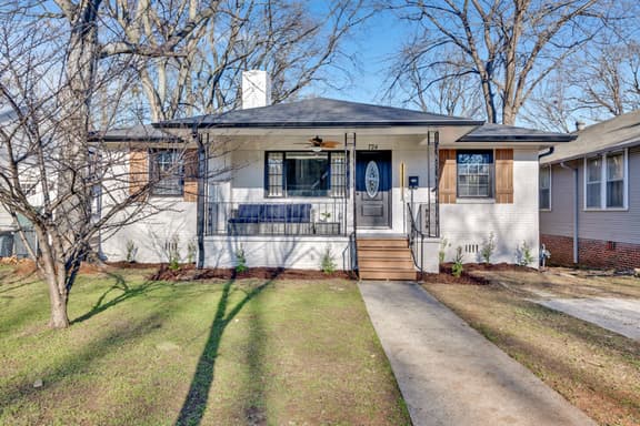 The Scandic - Modern Group Stay/Fully Fenced Yard - Image 1
