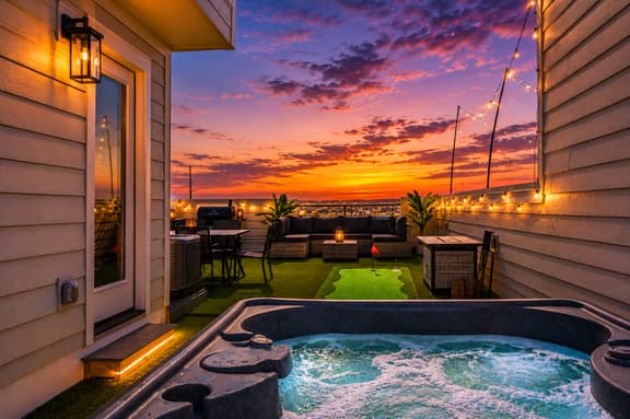 The Encore - Rooftop Hot Tub/Game Room/Sleeps 12 - Image 1